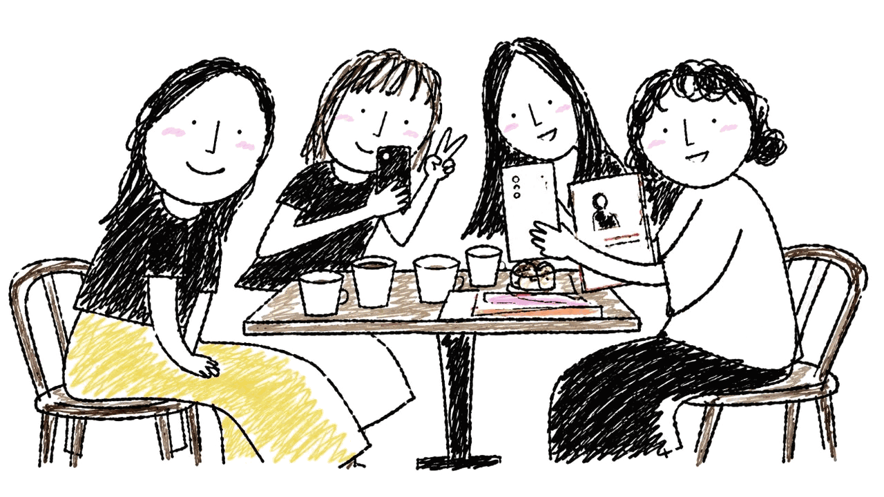 카페 테이블에 둘러앉아 책과 이야기를 나누는 네 사람
